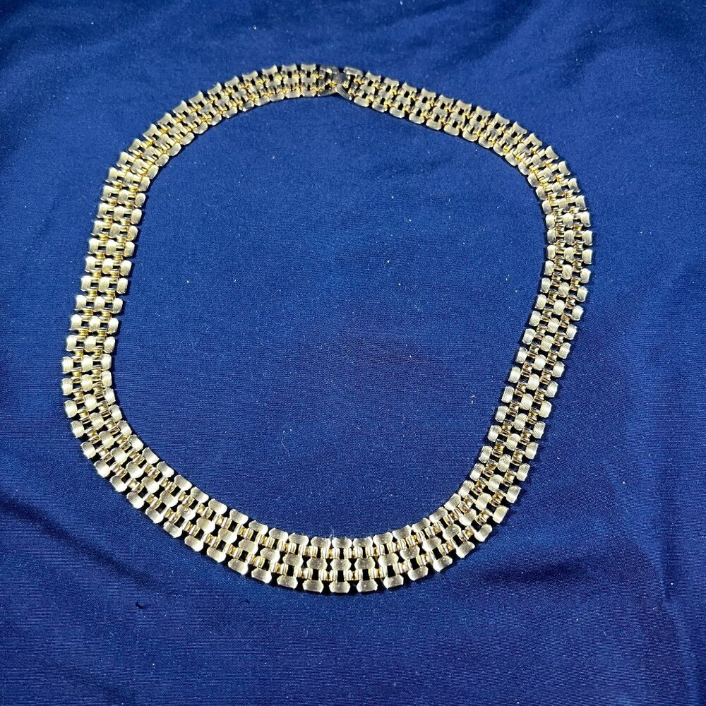 Vintage Gold-Tone Chunky Link Necklace With Double Row Design For Women - Picture 2 of 3